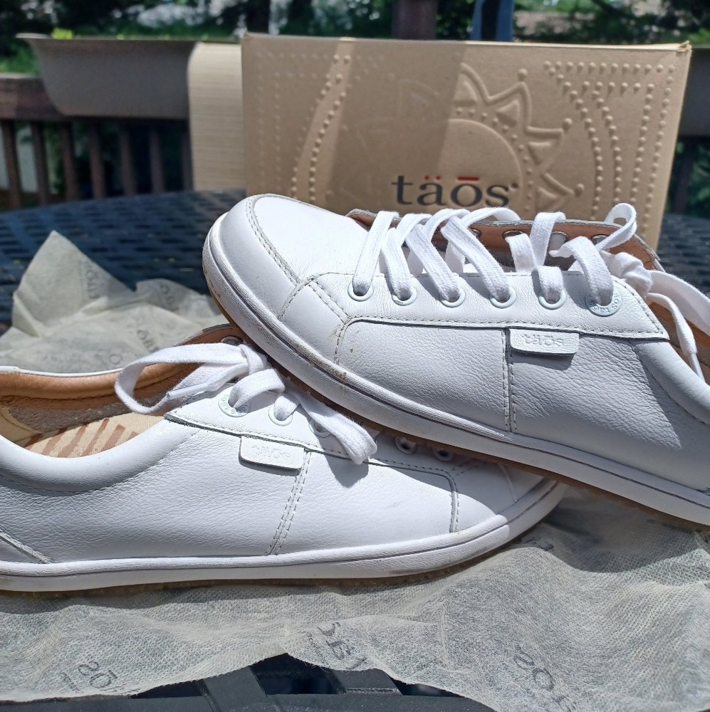 Täōs sneakers used